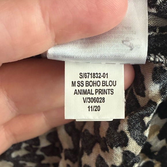 Old Navy Ruffled Crinkle-Texture Tie-Front
Stylish Animal Print Women's Top L - Picture 8 of 9